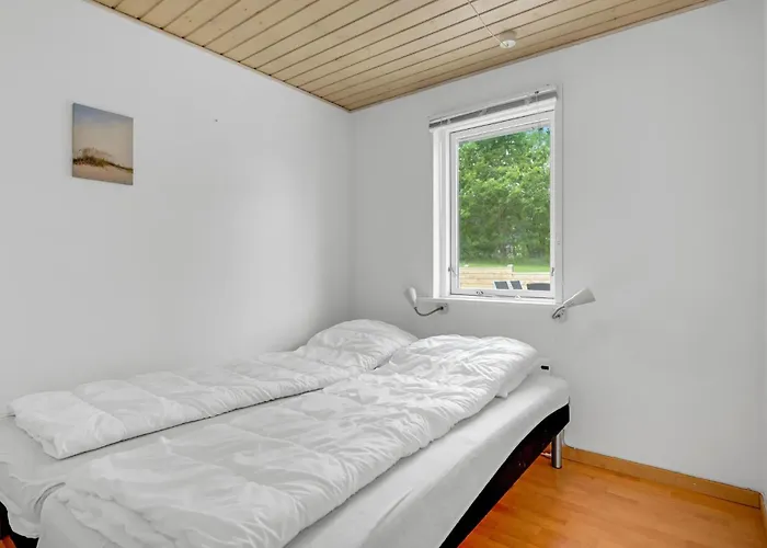 5 Bedroom Awesome In *