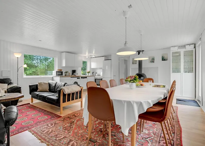 5 Bedroom Awesome In *