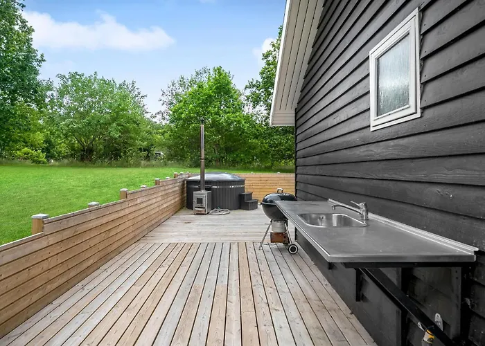 5 Bedroom Awesome In *