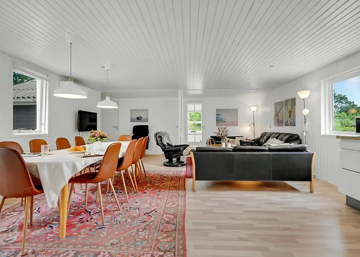 5 Bedroom Awesome In *