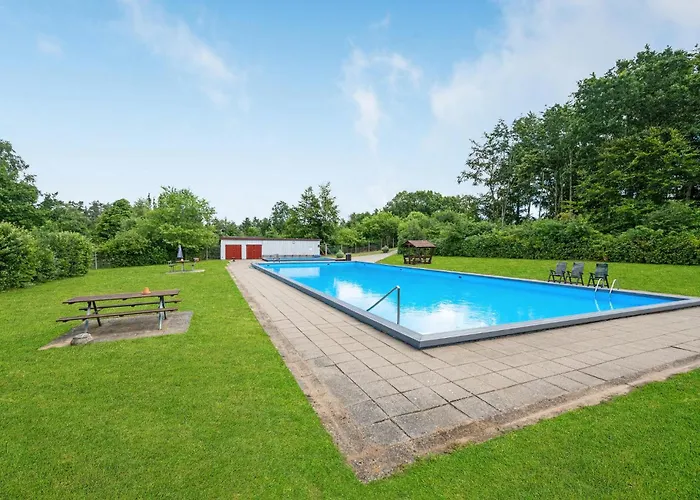 Дом отдыха 5 Bedroom Awesome In *